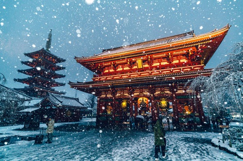 Ngắm nhìn vẻ đẹp lãng mạn của thành phố Tokyo dưới mưa tuyết