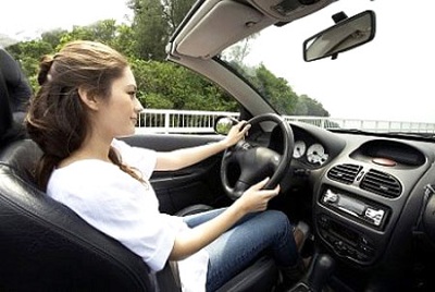 Chết cười khi phụ nữ học lái xe