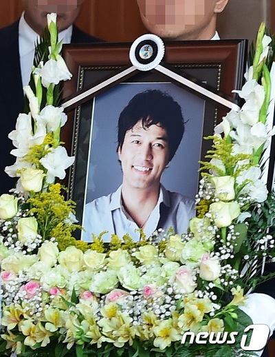 Nghẹn lòng trước những hình ảnh trong đám tang nam diễn viên Kim Sung Min