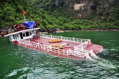 Một tàu du lịch bị chìm ở Hạ Long