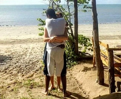 Tranh cãi về bức ảnh cặp đôi ôm nhau trên bãi biển