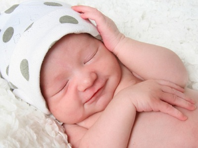 Đội mũ che thóp cho trẻ sơ sinh khi ngủ ảnh hưởng đến não?