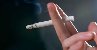 Đau lưng thường nặng hơn ở người hút thuốc lá