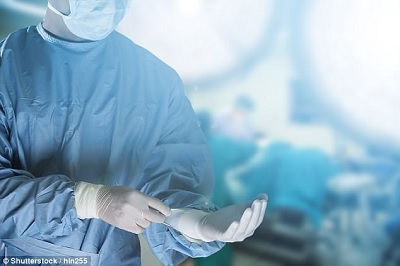 Ngăn ngừa nhiễm trùng, bác sĩ nên khỏa thân khi phẫu thuật cho bệnh nhân
