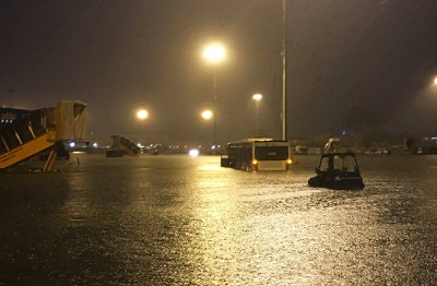 Sân bay Tân Sơn Nhất chìm trong nước