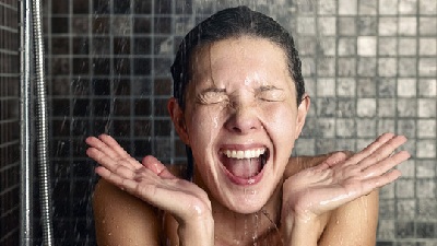 Nên luyện cơ thể tắm nước lạnh vì sao?