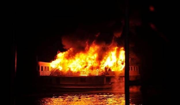 Cháy tàu, 16 du khách hốt hoảng