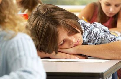 Sức khỏe ảnh hưởng nghiêm trọng khi đi học, đi làm sớm?