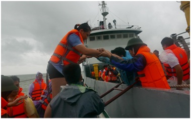 1.500 hành khách mắc kẹt ở đảo Cô Tô sẽ được tàu Hải quân đưa về đất liền