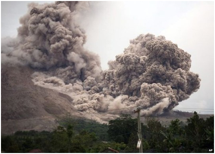 Đang bình yên, núi lửa tại Indonesia bỗng phun trào dữ dội