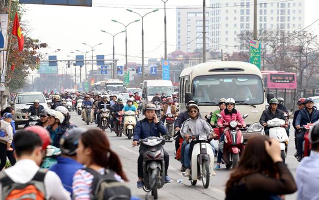 Người dân trở lại thành phố sau kỳ nghỉ Tết, giao thông tắc nghẽn