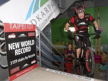 Krystian Herba lập kỷ lục Guinness: Leo 3139 bậc thang bằng xe đạp