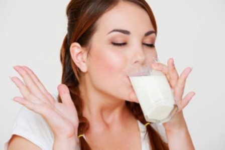 Lạm dụng sữa ảnh hưởng đến cấu trúc xương của phụ nữ