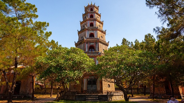 Du lịch chùa Thiên Mụ: ngắm nhìn trọn vẹn công trình tôn giáo lâu đời đất cố đô
