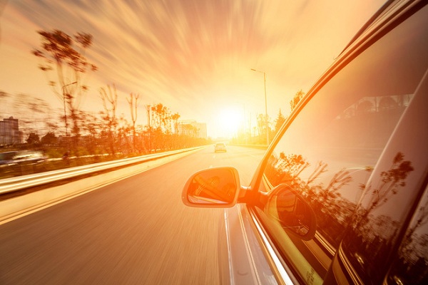 Đi ô tô ngày nắng nóng cần làm gì để bảo vệ sức khỏe