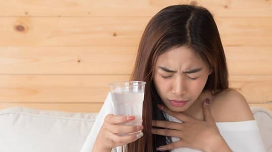 Khi bị nấc cụt tại sao không nên uống nước?