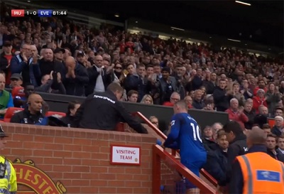 CĐV Man Utd dành tặng tràng pháo tay khi Rooney rời sân