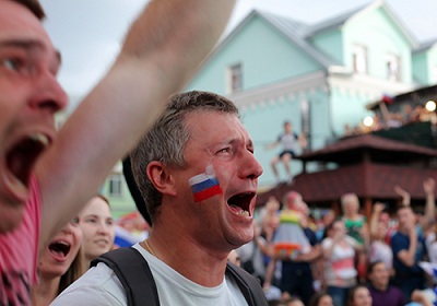 Người hâm mộ Nga mừng phát khóc khi đội nhà chiến thắng vào vòng tứ kết