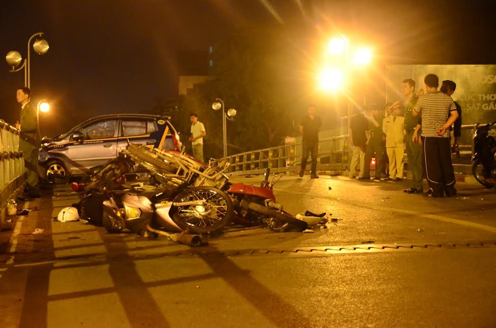 Vụ taxi gây tai nạn trên cầu vượt Thái Hà & trách nhiệm bồi thường