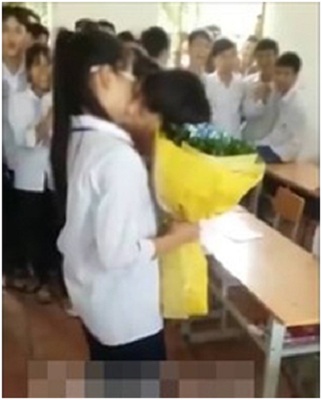 Cổ xúy hôn nhau trên lớp của học trò nhân ngày 20/10 nên hay không
