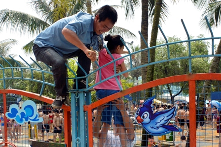 Nhìn lại cảnh hỗn loạn công viên nước Hồ Tây với nhiều 'màn' sàm sỡ