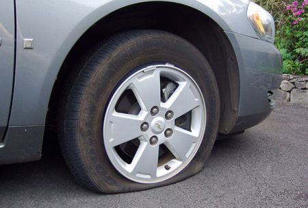 Các thao tác nên làm tránh gây tai nạn khi xe nổ lốp