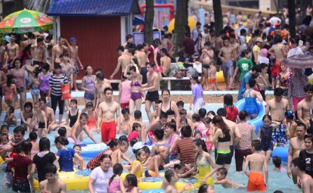 Nhìn lại cảnh hỗn loạn công viên nước Hồ Tây với nhiều 'màn' sàm sỡ