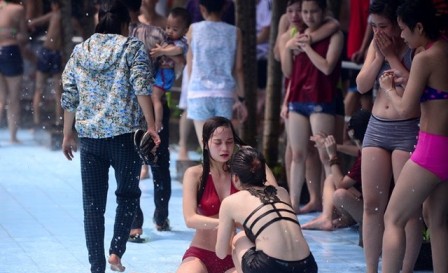 Nhìn lại cảnh hỗn loạn công viên nước Hồ Tây với nhiều 'màn' sàm sỡ