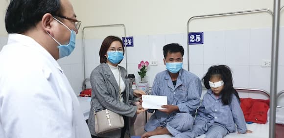 Chương trình từ thiện 'Chào Xuân Tân Sửu' tặng quà các bé Viện Mắt TW