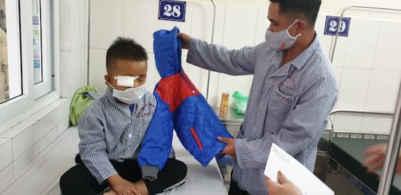 Chương trình từ thiện 'Chào Xuân Tân Sửu' tặng quà các bé Viện Mắt TW