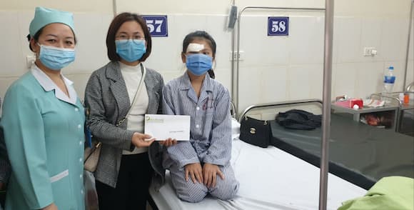 Chương trình từ thiện 'Chào Xuân Tân Sửu' tặng quà các bé Viện Mắt TW