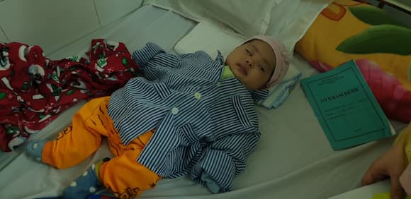 Chương trình từ thiện 'Chào Xuân Tân Sửu' tặng quà các bé Viện Mắt TW