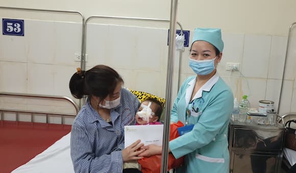 Chương trình từ thiện 'Chào Xuân Tân Sửu' tặng quà các bé Viện Mắt TW