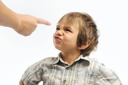 Cha mẹ nên làm gì khi con đột nhiên nói hỗn, chửi bậy?